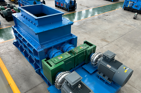 瀝青混凝土破碎機廠家,瀝青路面強力齒輥破碎機型號圖片,混凝土強力分級破碎機性能優勢,瀝青料雙齒輥式破碎機生產現場